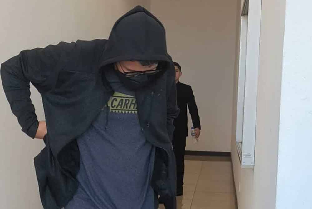 Ahmad Samirrudin hadir ke Mahkamah Sesyen Shah Alam pada Khamis, bagi menghadapi pertuduhan kes rasuah, berhubung kes melepaskan lori barangan tanpa sebarang pemeriksaan.