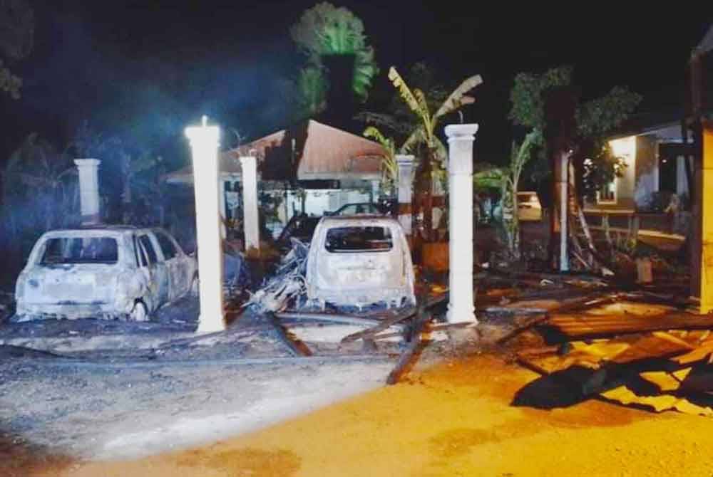 Kejadian yang berlaku pada jam 3.30 pagi itu melibatkan kebakaran garaj dan turut sama memusnahkan kereta Perodua Kelisa, Viva serta motosikal jenis Honda CDi dan Ex-5. Foto JBPM
