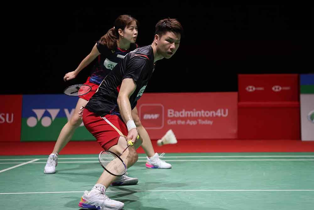 Soon Huat (depan) terpaksa menarik diri ketika beraksi dalam pusingan kedua Terbuka Singapura akibat kecederaan lutut. Foto Agensi