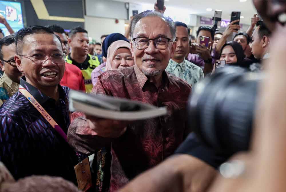 Anwar hadir pada Majlis Perasmian Pesta Buku Antarabangsa Kuala Lumpur 2024 di WTCKL pada Khamis. Foto Bernama