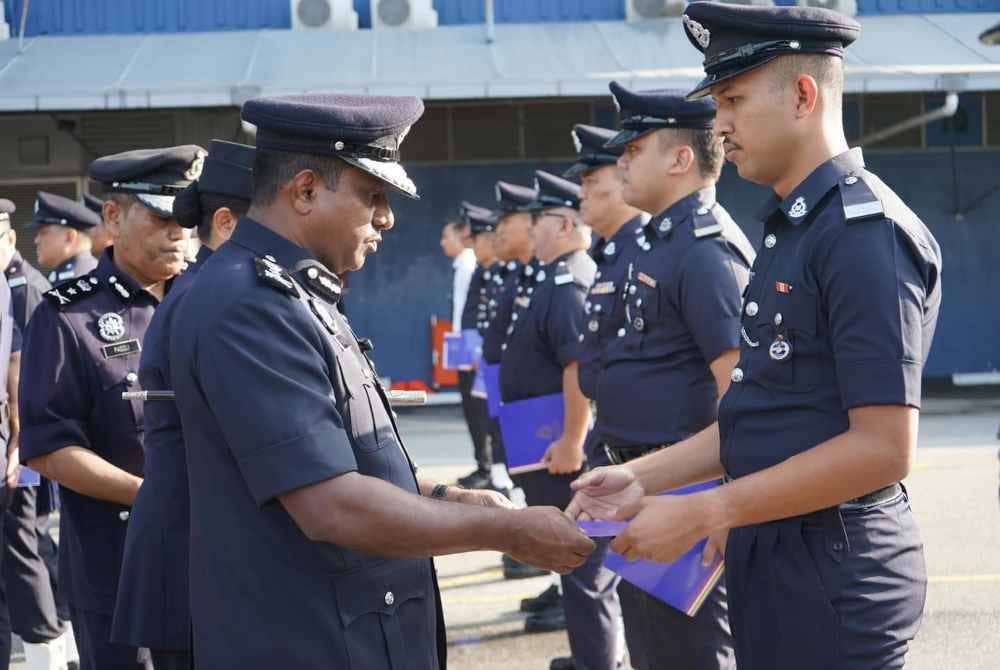 Hussein menyampaikan sijil penghargaan kepada anggotanya yang menunjukkan kecekapan dalam menjalankan tugas. - Foto: Polis Selangor