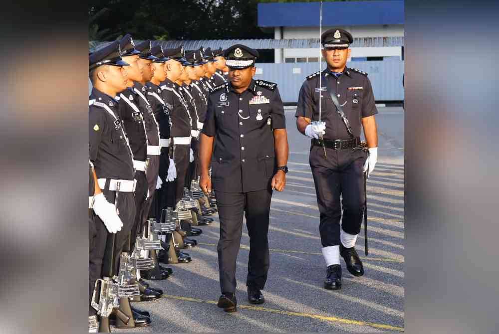 Hussein memeriksa barisan anggotanya semasa Himpunan Bulanan di IPK Selangor pada Khamis. - Foto: Polis Selangor