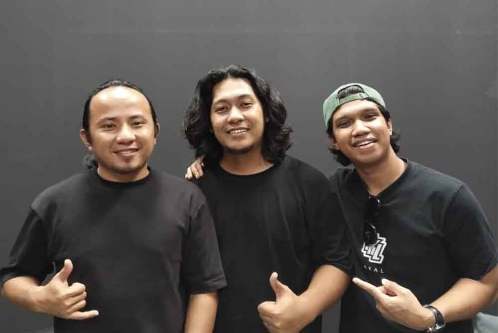 Dari kiri: Ocong, Emy dan Ifik.