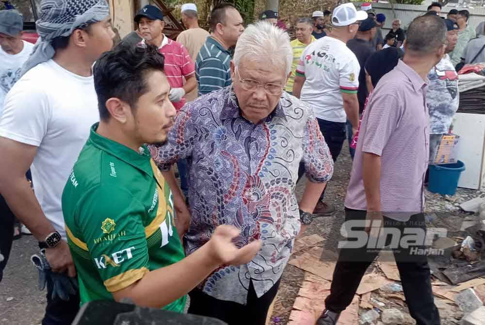 Hamzah (dua dari kiri) meninjau lokasi perobohan di Kampung Seri Makmur Gombak.