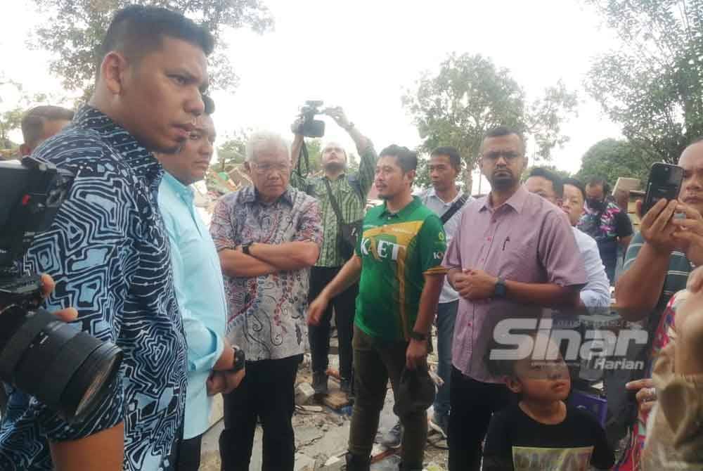 Hamzah (tiga dari kiri) meninjau lokasi perobohan di Kampung Seri Makmur Gombak.