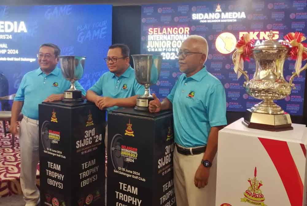 Amirudin (dua dari kiri) pada sidang akhbar Kejohanan Golf Junior Antarabangsa Selangor di Kelab Seri Selangor pada Khamis.