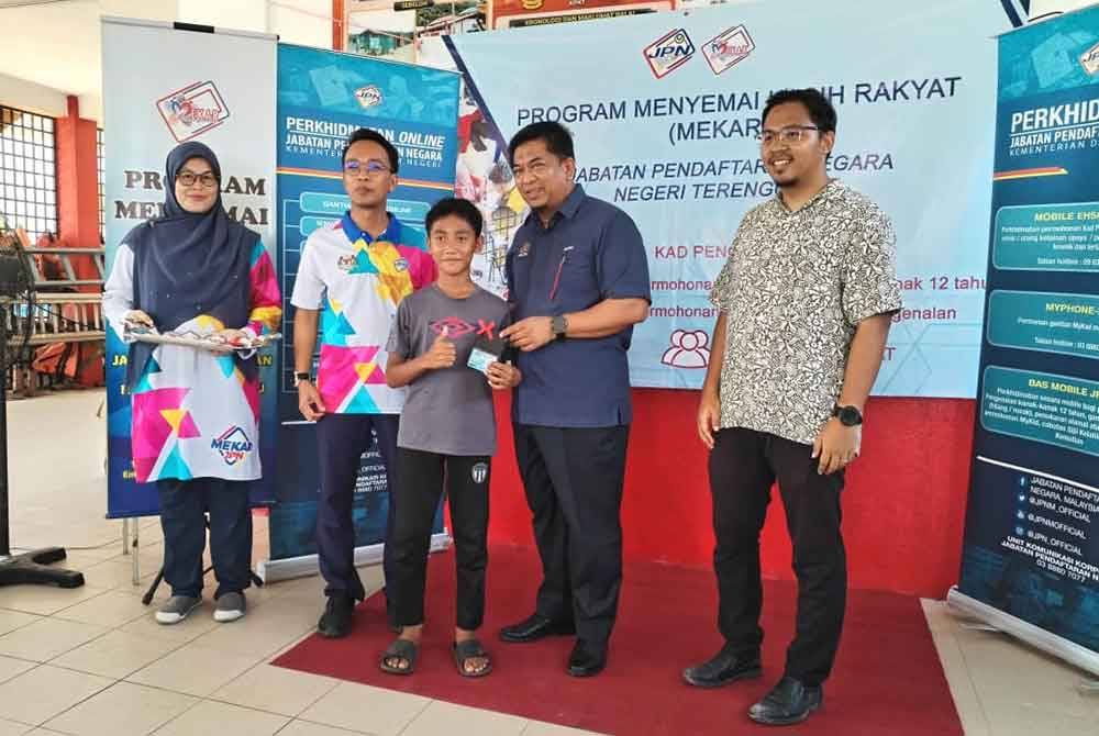 Antara penduduk di Kampung Pulau Perhentian menerima dokumen pengenalan diri melibatkan permohonan kad pengenalan kali pertama 12 tahun dan gantian kad pengenalan.