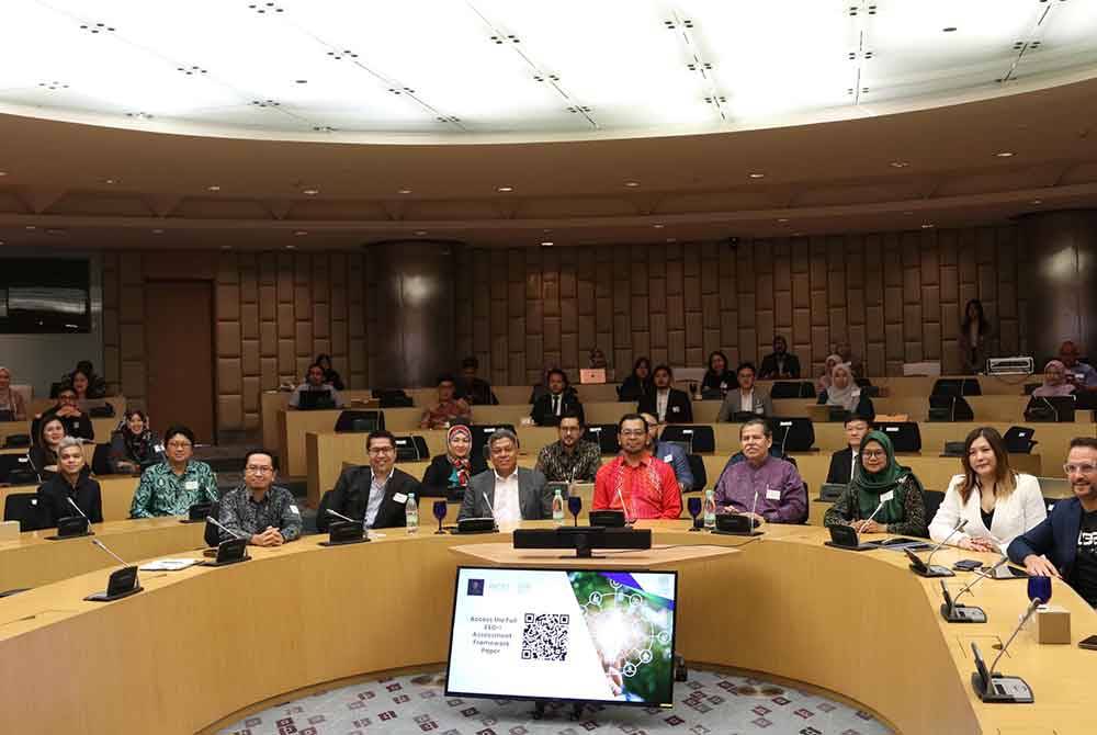 Zulkifli (empat dari kiri) ketika hadir merasmikan Pelancaran Kertas Kajian ISRA: Rangka Kerja Penilaian ESG-Islam untuk PKS berlangsung di Forum Sasana Kijang, Bank Negara Malaysia, ibu negara pada Khamis.