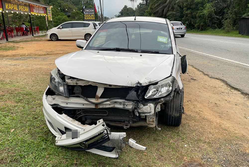 Keadaan Proton Saga FL selepas terlibat kemalangan dengan sebuah motosikal di Kampung Chalok Kedai, Setiu.