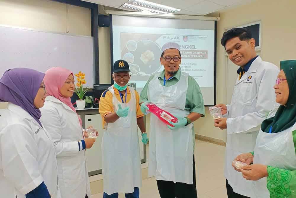 Peserta menerima bimbingan secara terus daripada pensyarah Fakulti Sains Gunaan sepanjang lima hari bengkel berlangsung.