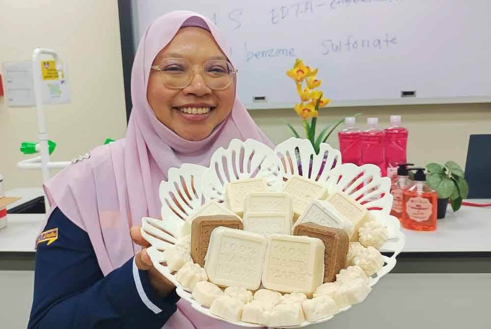 Adibatul Husna menunjukkan pelbagai jenis sabun daripada bahan terpakai yang dihasilkan menerusi bengkel pembuatan sabun di UiTM Cawangan Perak Kampus Tapah.
