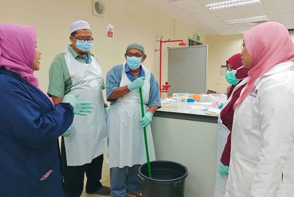 Peserta didedahkan dengan pengenalan komponen kimia dalam sabun, keselamatan dan etika pembuatan sabun.