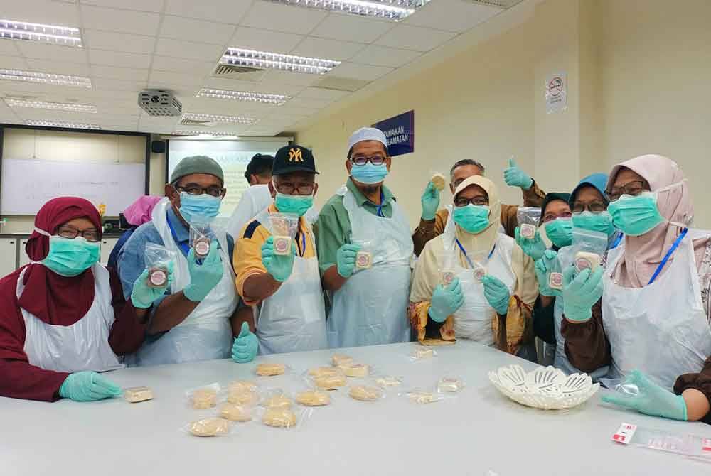 Seramai 10 peserta warga emas mencabar diri dengan mengikuti bengkel pembuatan sabun selama lima hari di UiTM Cawangan Perak Kampus Tapah.