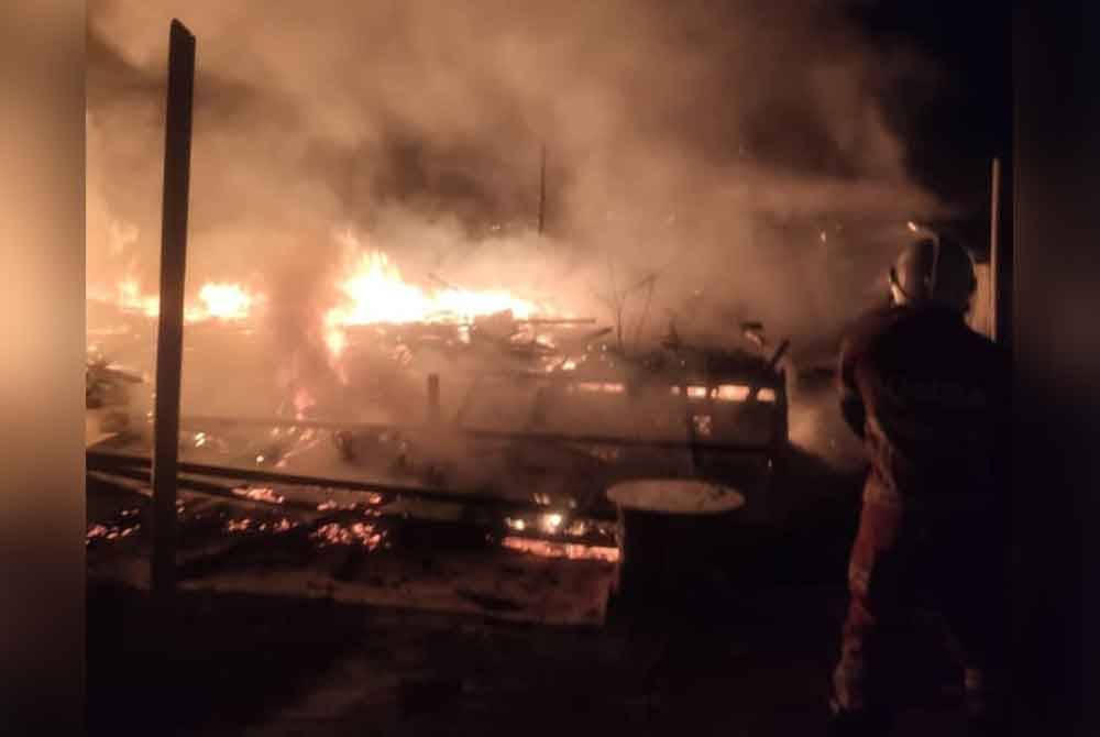 Lokasi kejadian kebakaran di Jalan Sultan Yahya Petra - Kampung Lundang awal pagi Jumaat.