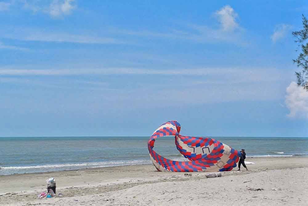 Penganjur sedang berusaha menerbangkan layang-layang spinner di pada Pesta Layang-Layang Gergasi di Pantai Balok.