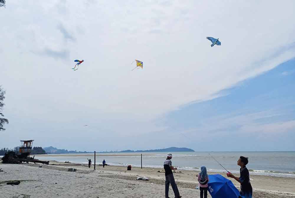 Pengunjung tidak melepaskan peluang untuk turut serta menaikan layang-layang yang dibeli mereka bagi memeriahkan lagi pesta tersebut.