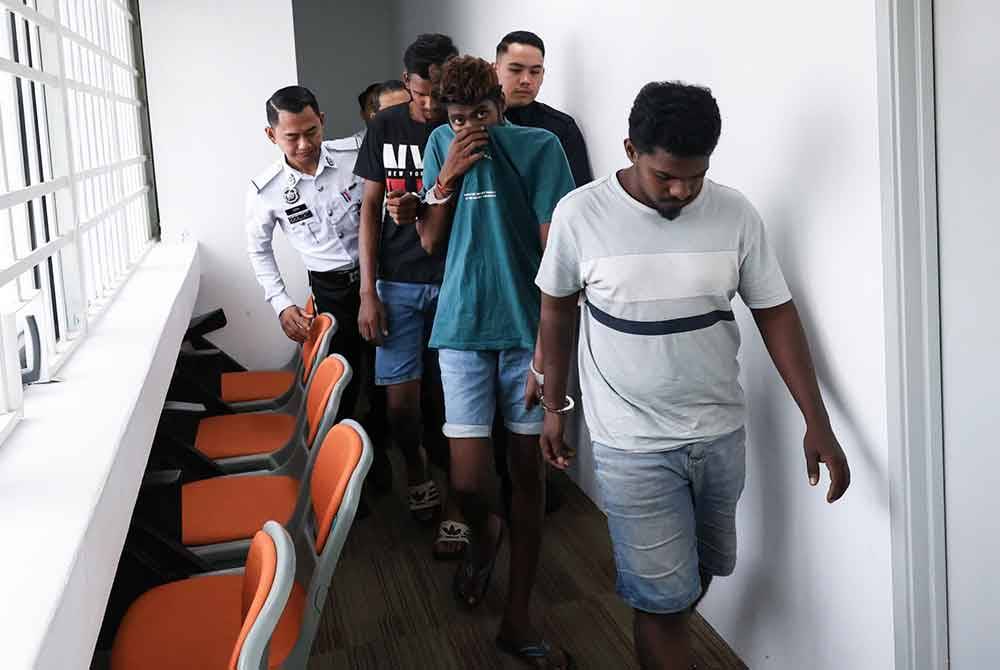 Empat rakan termasuk dua beradik dihadapkan ke Mahkamah Majistret Ipoh pada Jumaat atas pertuduhan mendatangkan kecederaan terhadap dua lelaki, minggu lalu.