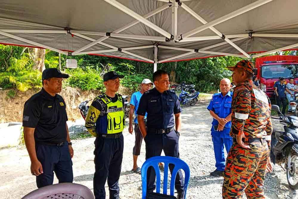 Zulkiflee (tengah) turun padang melihat operasi SAR. Foto Ihsan PDRM