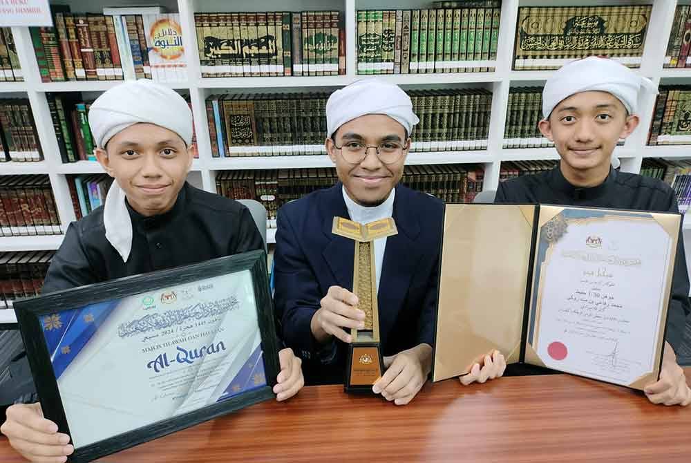 Muhammad Rifae'i diapit rakan, Adam Iskandar Amir (kiri) dan Ahmad Akram Kaharudin (kanan) ketika ditemui di Akademi Darul Ilmi, Sungai Layar, Kedah.