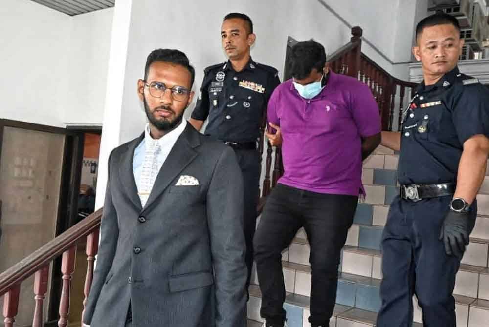 Kauiarsu (tengah) ketika dibawa keluar dari Mahkamah Majistret.