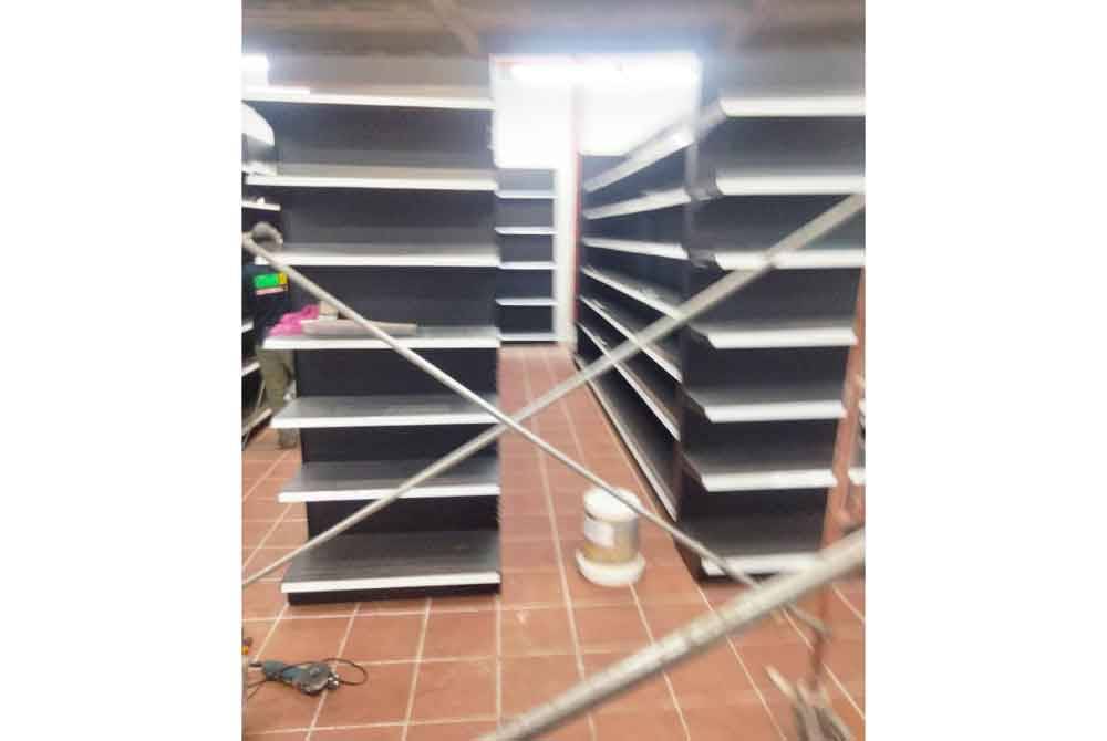 Pasar raya dijangka beroperasi dalam masa terdekat selepas telah diisi dengan rak barangan.