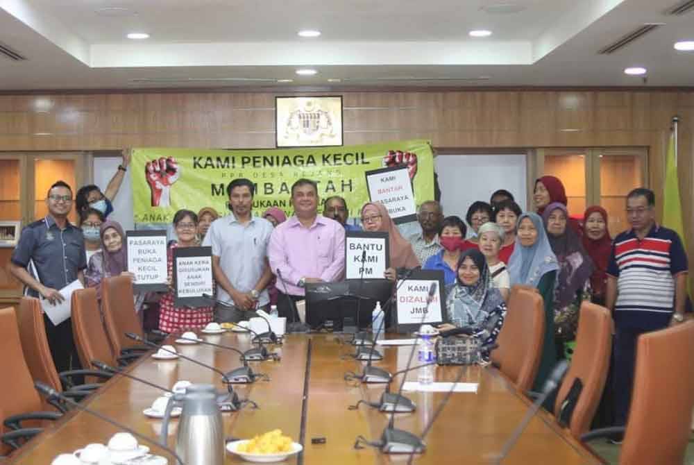 Peniaga membawa isu bantahan pembukaan pasar raya untuk perhatian Azman pada Rabu lalu.