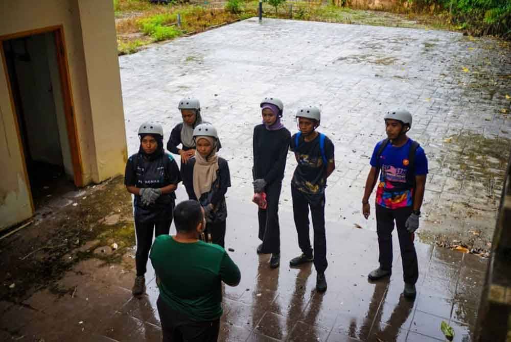 Abdul Rahman (tengah) memberi taklimat kepada peserta yang ingin melakukan aktiviti di Gunung Keriang, di sini, pada Jumaat.