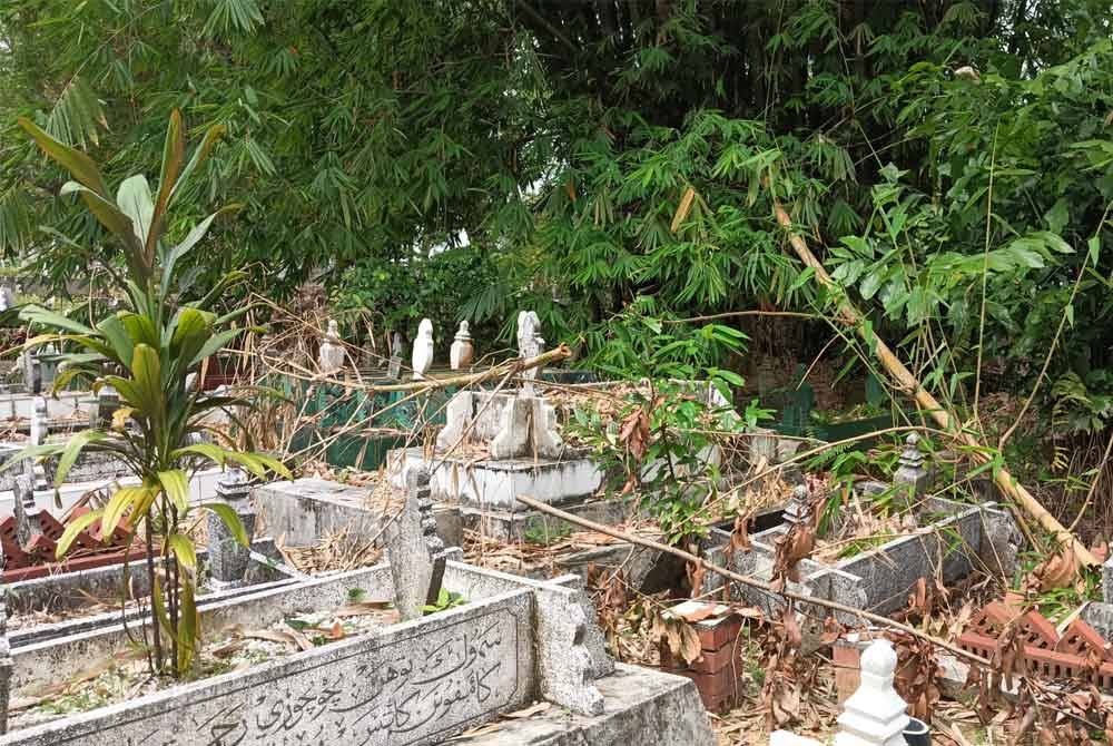 Dahan pokok jatuh dan menimpa beberapa pusara di Tanah Perkuburan Islam Mahmoodiah, Johor Bahru pada Jumaat.