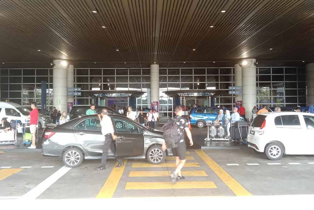 Bahagian luar kawasan Balai Ketibaan KLIA turut dalam keadaan seperti biasa pada Jumaat.