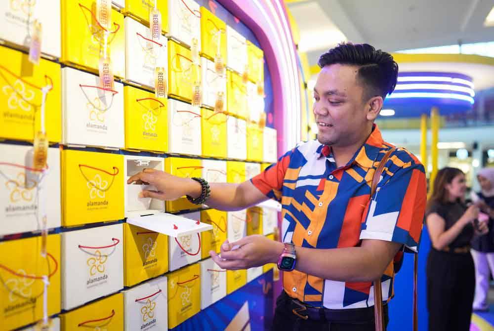 Sebanyak 50 kotak misteri disediakan dan peserta berpeluang untuk memenangi sekeping ‘Golden Ticket’ bernilai RM1,000 atau ‘Yellow Ticket’ dalam bentuk baucar membeli-belah Alamanda.