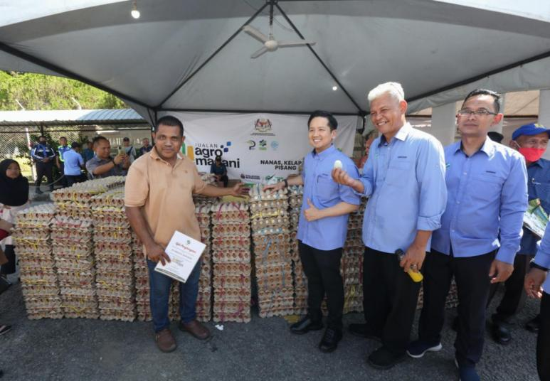 Arthur memperlihatkan bekalan telur ayam segar yang dijual kepada orang ramai dengan harga berpatutan sempena Karnival Jualan Agro MADANI Mega di Tawau.