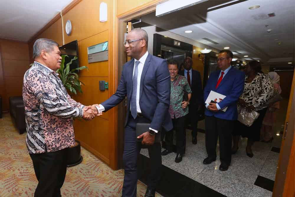 Mohamad ketika menyambut kedatangan Sidi di Wisma Tani, Putrajaya pada Khamis.