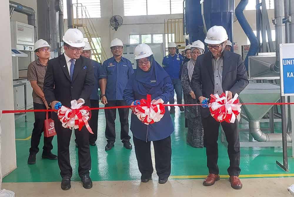 Mashitah (depan, tengah) dan Mohd Zainudin (depan, kiri) memotong reben simbolik perasmian ZABSI Training Academy Sdn Bhd.