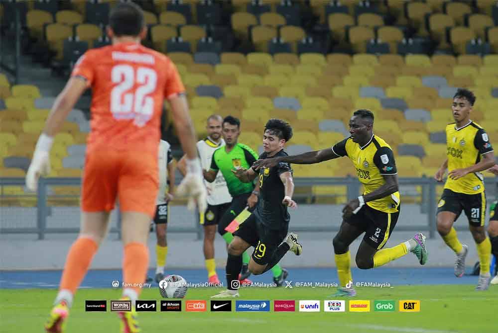 Akhyar Rashid (kiri) cuba melepasi kawalan pemain Perak dalam perlawanan tertutup tersebut. Foto: FAM