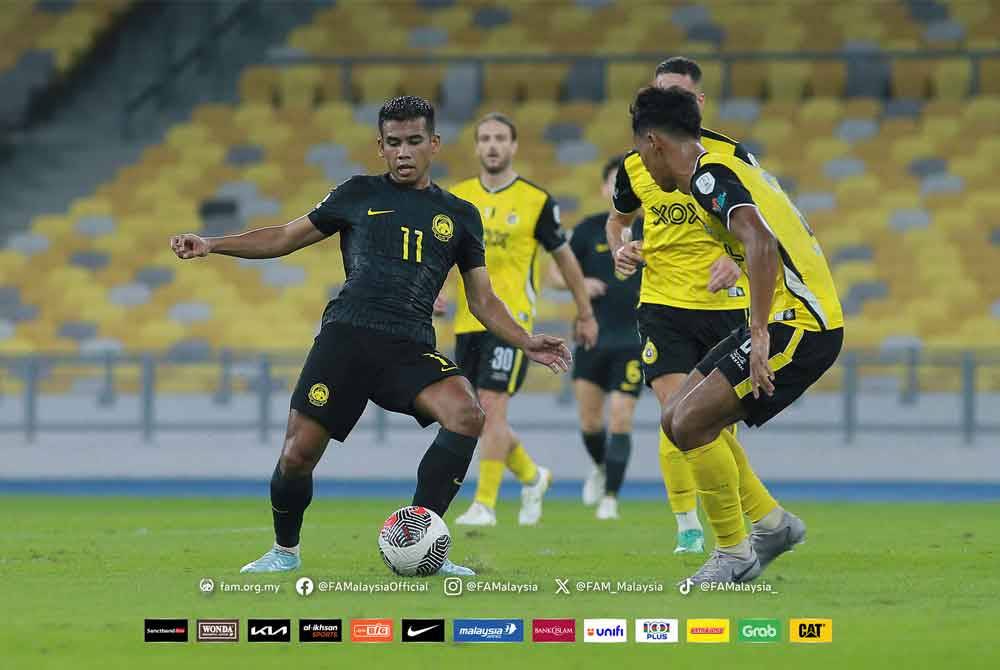 Safawi Rasid (kiri) menjadi taruhan Pan-gon ketika berdepan Perak di Bukit Jalil. Foto: FAM
