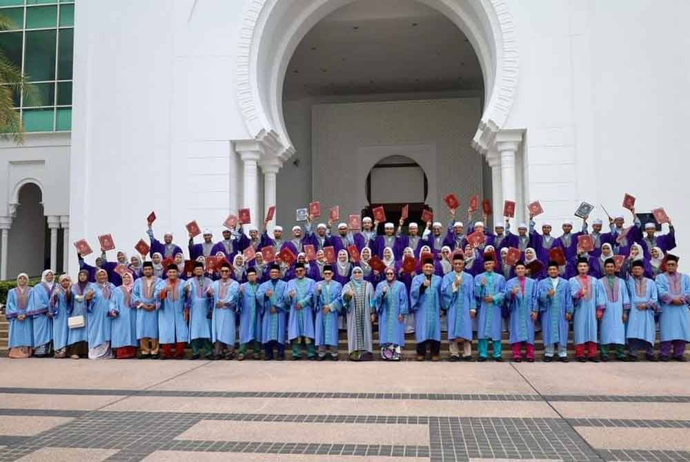 Exco Pembangunan Luar Bandar, Pembangunan Insan dan Pembasmian Kemiskinan, Datuk Siti Aishah Ghazali meraikan mahasiswa dan mahasiswi pada Majlis Graduasi Sah Khatam Hafazan Al-Quran Iqdar kali ke-37.