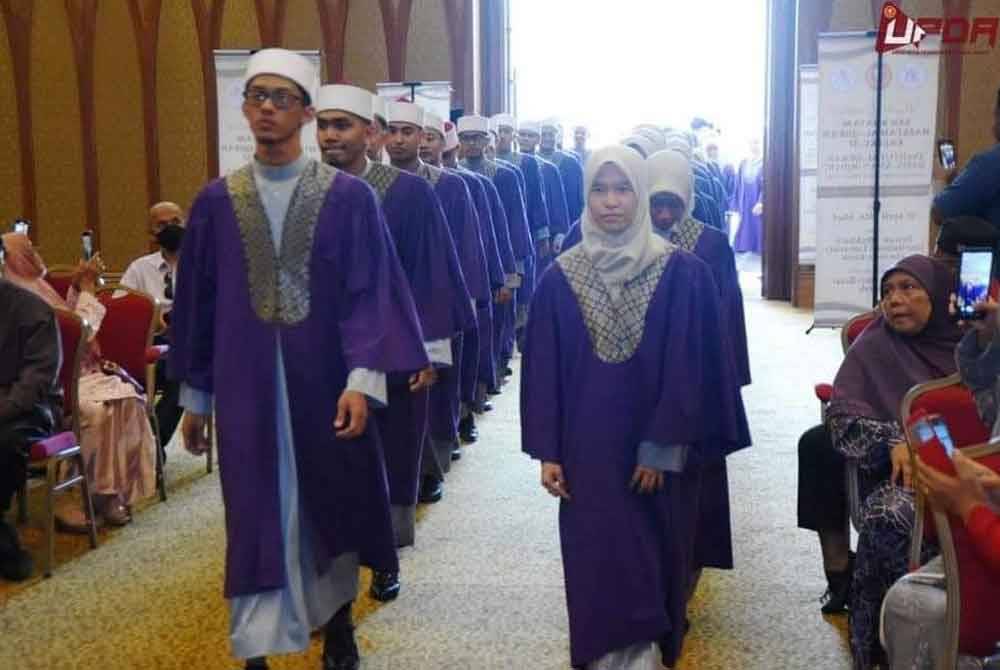 Sebanyak 51 mahasiswa dan mahasiswi diraikan pada Majlis Graduasi Sah Khatam Hafazan Al-Quran Iqdar kali ke-37 di Dewan Konvokesyen Albukhary International University, di sini baru-baru ini. Foto UPDA