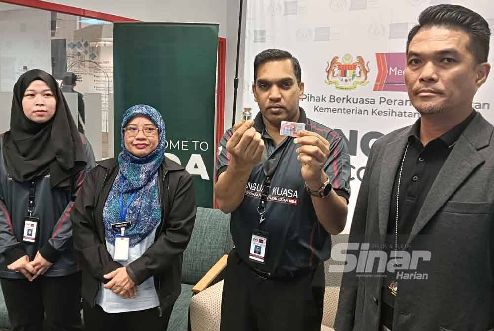 Muralitharan (dua dari kanan) menunjukkan kanta lekap yang dirampas kerana tidak didaftarkan dengan MDA menerusi serbuan di Lembah Klang, baru-baru ini.