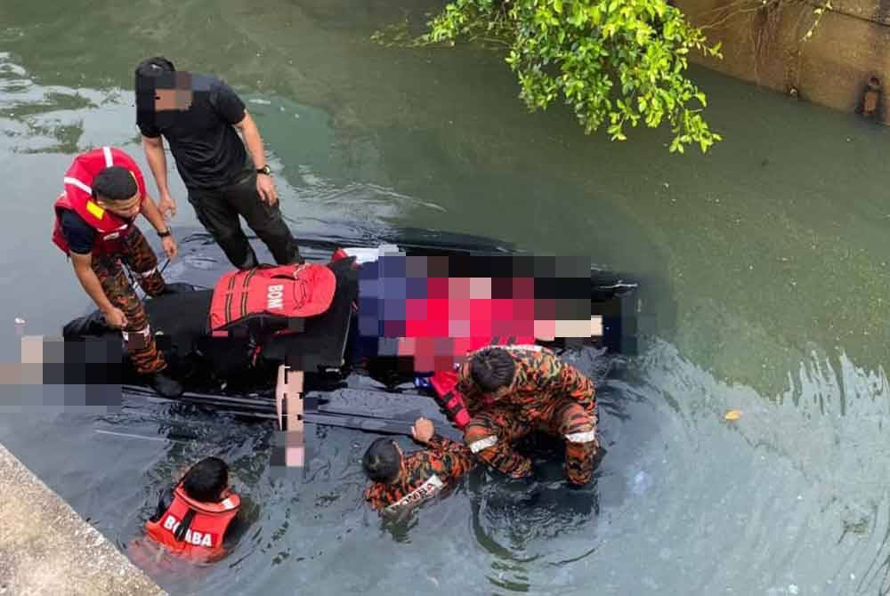 Seorang lelaki dan dua wanita terperangkap dalam MPV selepas terbabas masuk parit di Jalan Skudai, Johor Bahru pada Sabtu.
