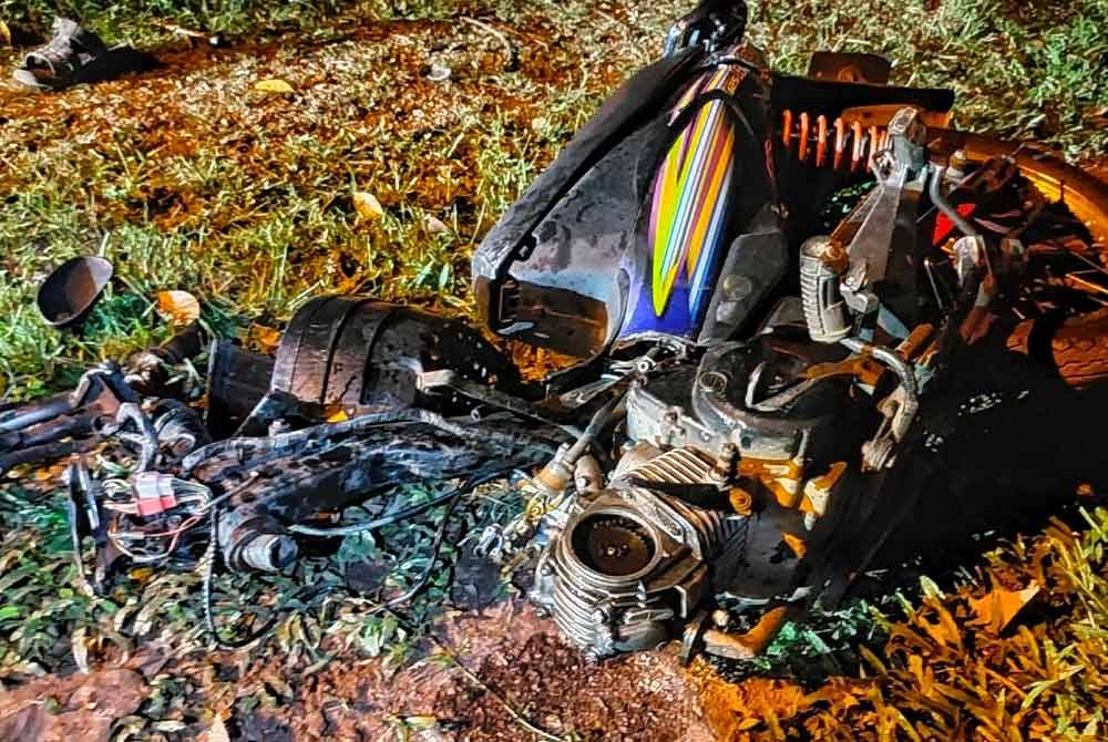 Remuk.. motosikal ditunggang pasangan suami isteri terlibat dalam kemalangan maut di Jalan Bukit Hantu, Rembia, di sini, pada malam Jumaat.