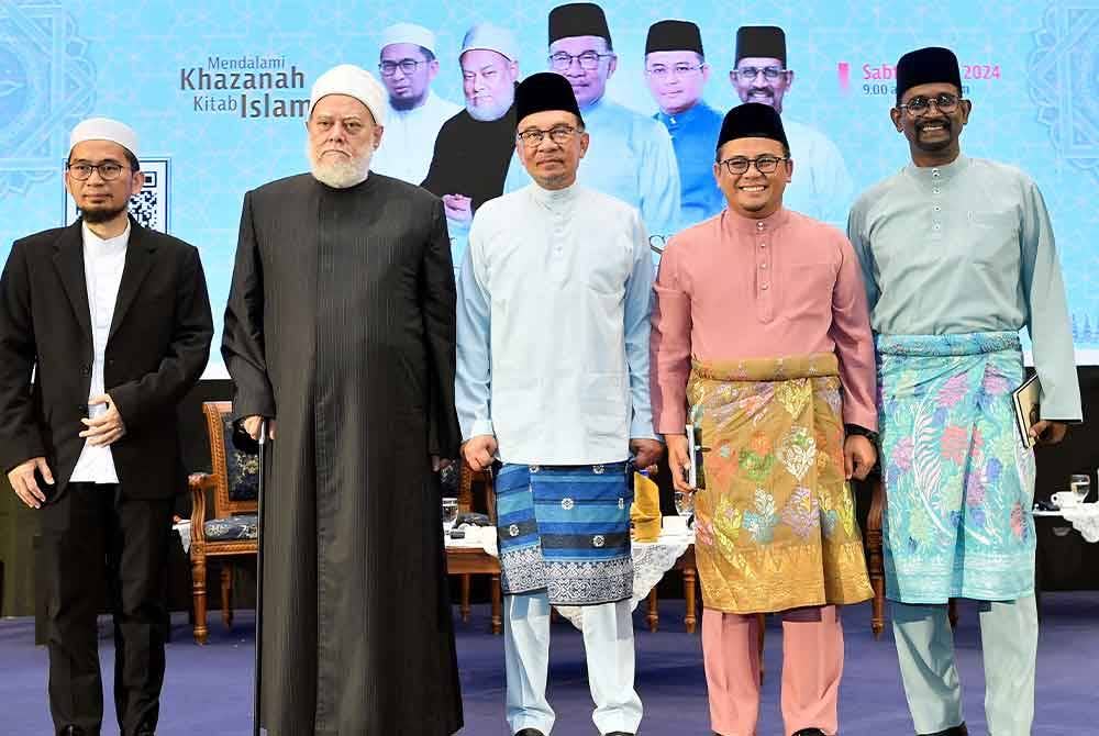 Perdana Menteri Datuk Seri Anwar Ibrahim (tengah) bersama Menteri Besar Selangor Datuk Seri Amirudin Shari (dua kanan) dan Bekas Mufti Agung Negara Mesir Al-Imam Al-Allamah Prof De Ali Jum'ah (dua kiri) bergambar ketika hadie ke Program Seminar Penghayatan Riyadus Salihin Imam Al Nawawi di Dewan Syarahan dan Muzakarah Islam Masjid Sultan Abdul Aziz Shah, Shah Alam pada Sabtu. Foto Bernama