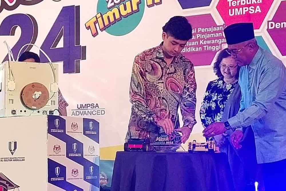 Tengku Hassanal diiringi Yuserrie dan Dr Azlinda menyempurnakan gimik perasmian Jom Masuk U 2024 Zon Timur II di Dewan Kompleks Sukan UMPSA, Kampus Gambang pada Sabtu.