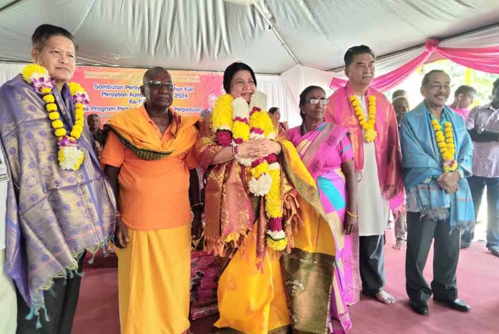 Saraswathy (tiga dari kiri) bergambar bersama pihak pengurusan kuil dan tetamu jemputan Majlis Sambutan Ulang Tahun Kuil Dan Perayaan Aandu Thiruvizha Ke 108 Tahun Dan Program Perpaduan 'Semarak Perpaduan' pada Sabtu.