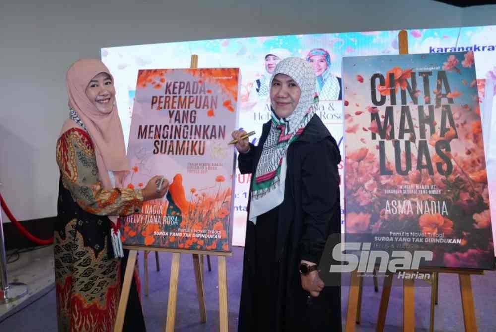 Penulis novel, Asma Nadia (kiri) dan Helvy Tiana Rosa melakukan gimik pelancaran Novel 'Cinta Maha Luas' dan 'Kepada Perempuan Yang Menginginkan Suamiku' di Pusat Dagangan Dunia Kuala Lumpur (WTCKL) pada Sabtu. Foto Sinar Harian-MOHD HALIM ABDUL WAHID