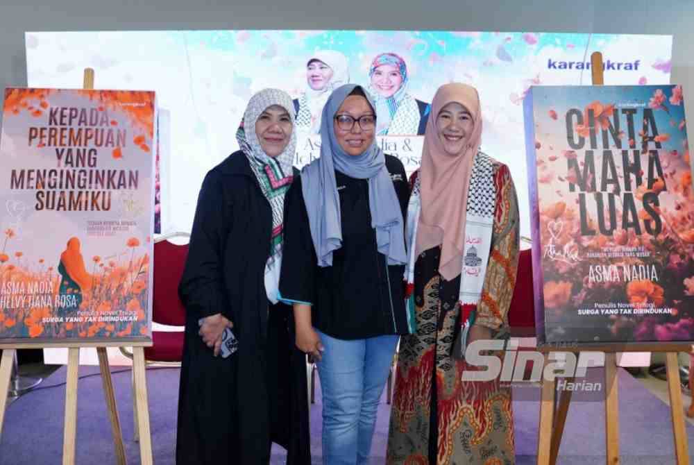 Penulis novel, Asma Nadia (kiri) dan Helvy Tiana Rosa (kanan) bergambar bersama Pengerusi Kumpulan Karangkraf, Firdaus Hussamuddin pada Majlis Pelancaran Novel 'Cinta Maha Luas' dan 'Kepada Perempuan Yang Menginginkan Suamiku' di Pusat Dagangan Dunia Kuala Lumpur (WTCKL) pada Sabtu.