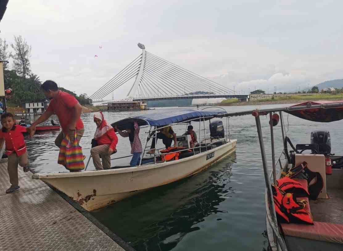 Pelancong yang menggunakan bot laju untuk ke destinasi menarik di Tasik Kenyir.