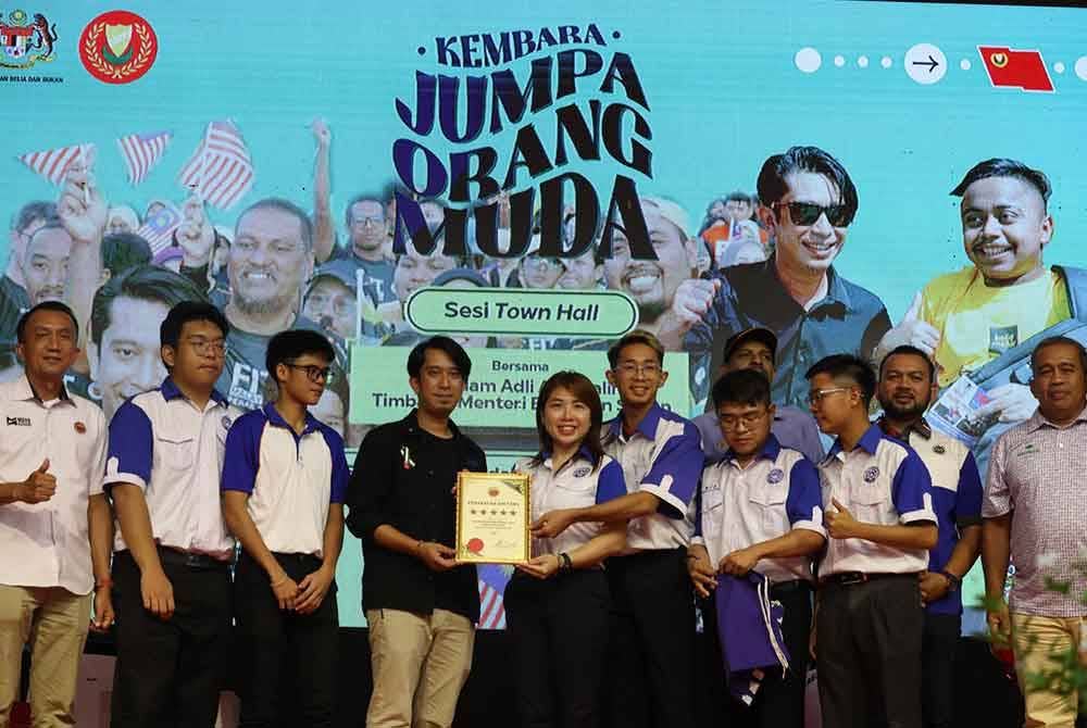 Adam Adli (empat dari kiri) menyampaikan anugerah penarafan lima bintang kepada persatuan Young Malaysian Movement (YMM) di Kompleks Belia dan Sukan pada Sabtu.