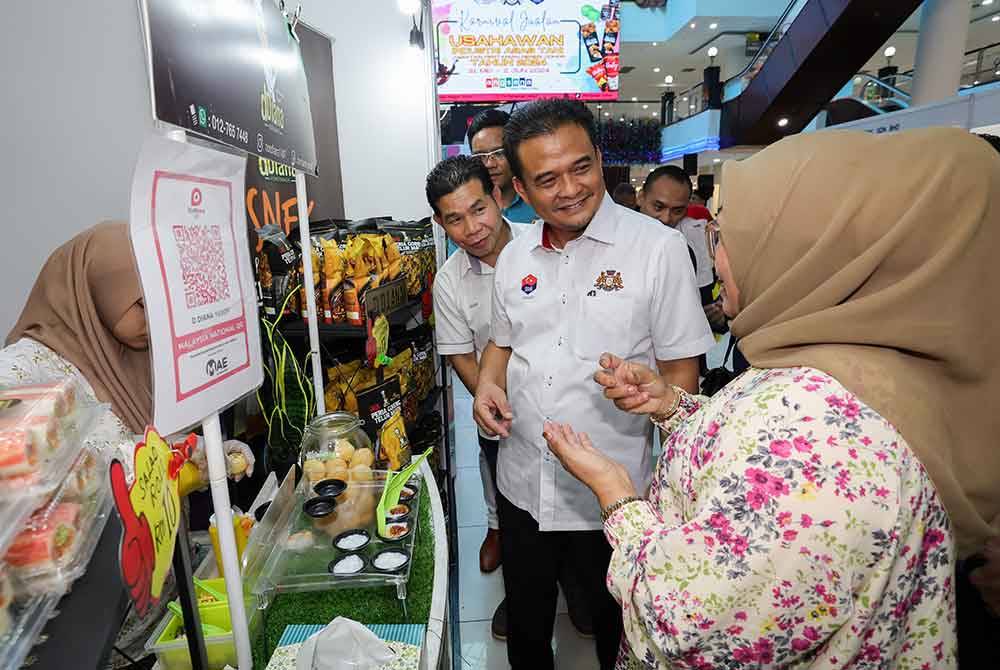 JOHOR BAHRU, 1 Jun --Zahari (dua dari kanan) melawat gerai usahawan yang menyertai Karnival Jualan Usahawan Industri Asas Tani Jabatan Pertanian Negeri Johor 2024 di Plaza Angsana, pada Sabtu. Foto Bernama