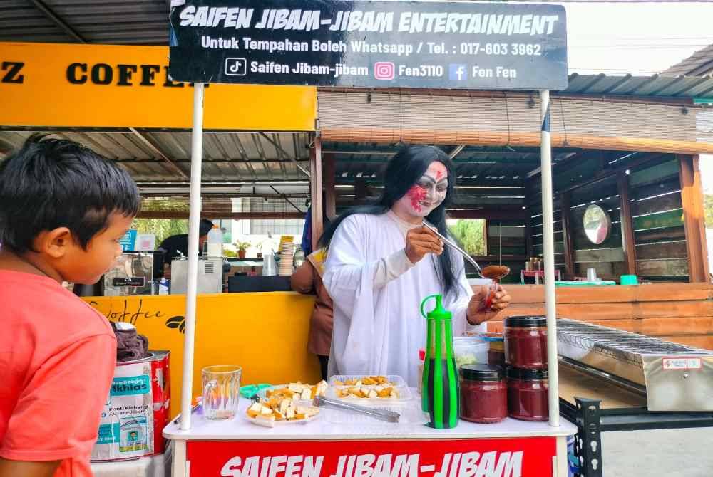 Ponti Jibam-jibam Melaka sanggup melakukan apa sahaja kerja termasuk menjual tauhu bakar untuk menyara keluarganya.