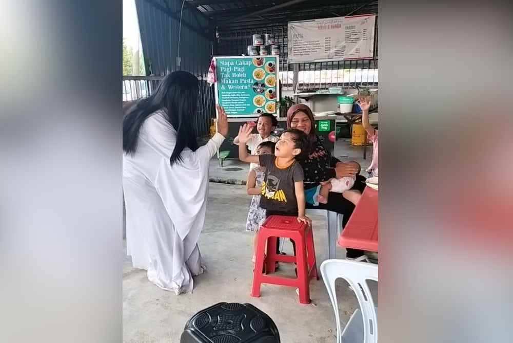 Antara peminat cilik Ponti Jibam-jibam Melaka' yang menemuinya di Pekan Kopi Limbongan di sini, pada Sabtu.